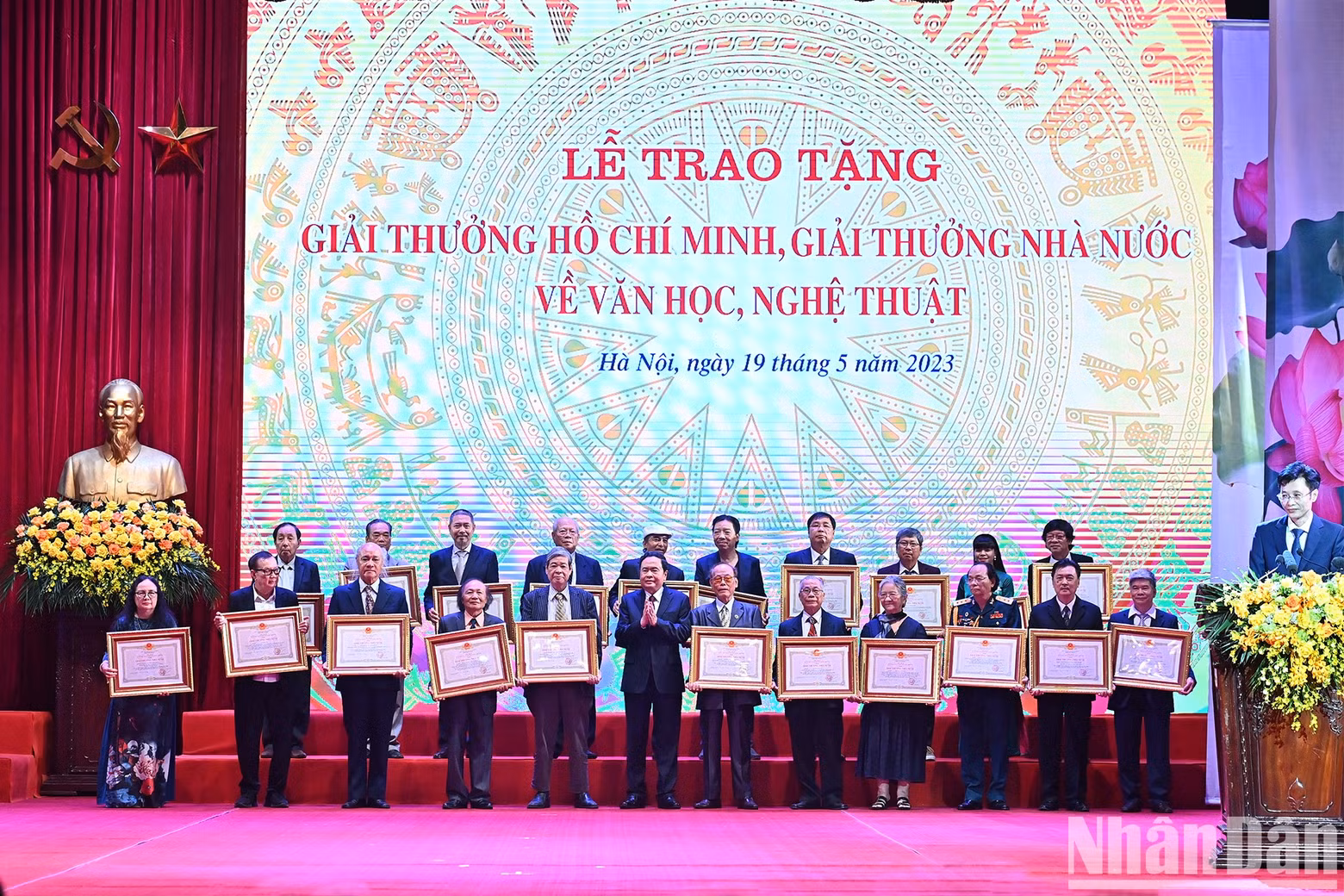 El vicepresidente permanente de la Asamblea Nacional, Tran Thanh Man, otorga el Premio del Estado para trabajos literarios y artísticos.