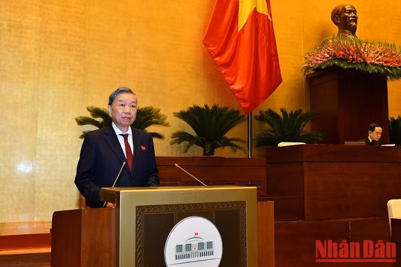 El ministro de Seguridad Pública, To Lam, lee un informe sobre el borrador de Resolución referente a la autorización experimental de la subasta de número de chapa de matrícula. El ministro de Seguridad Pública, To Lam, lee un informe sobre el borrador de Resolución referente a la autorización experimental de la subasta de número de chapa de matrícula.