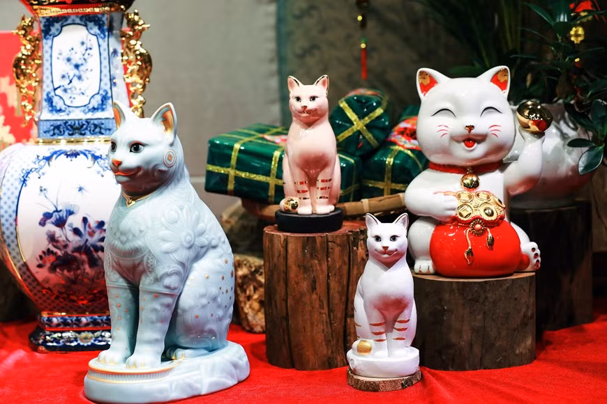 Estatua de gato de Minh Long I con diversas formas.