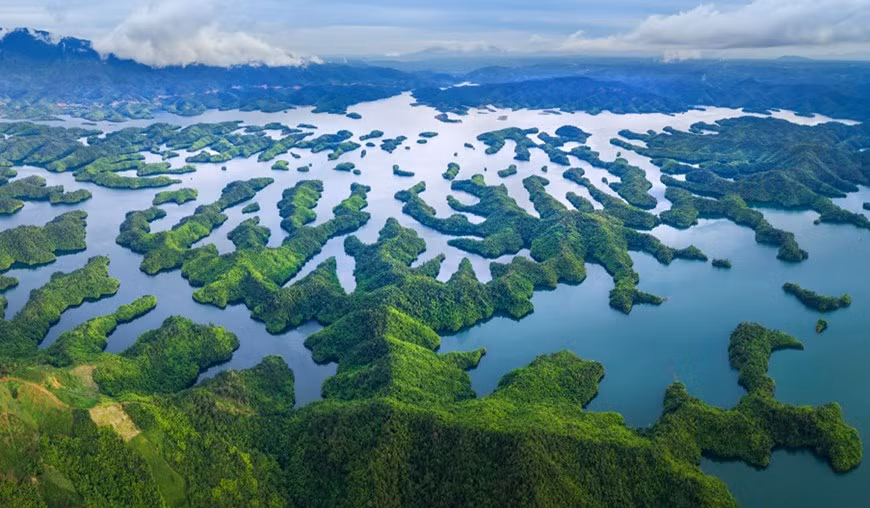 La belleza pacífica y la singularidad de 36 islas de diferentes tamaños en el lago.