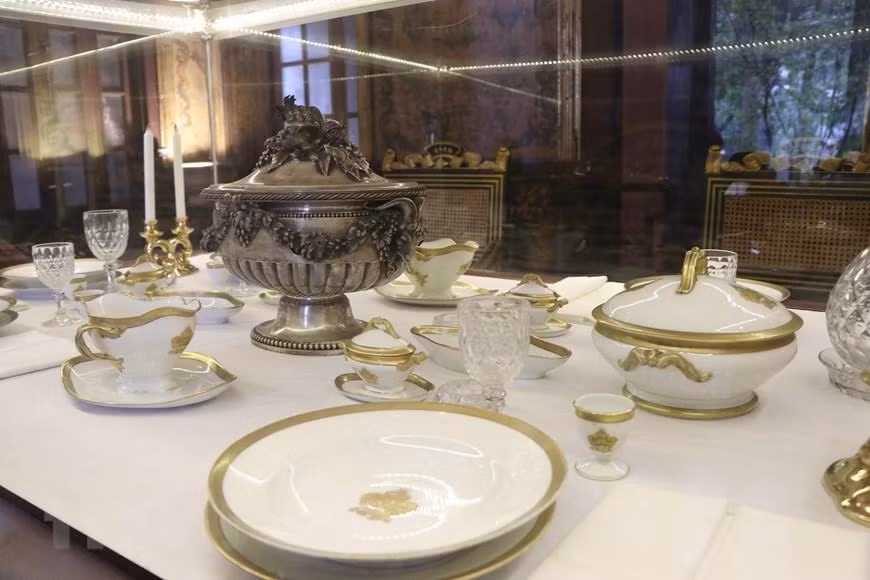 Numerosos objetos de la vida cotidiana de la familia real se exhiben en el palacio de An Dinh.