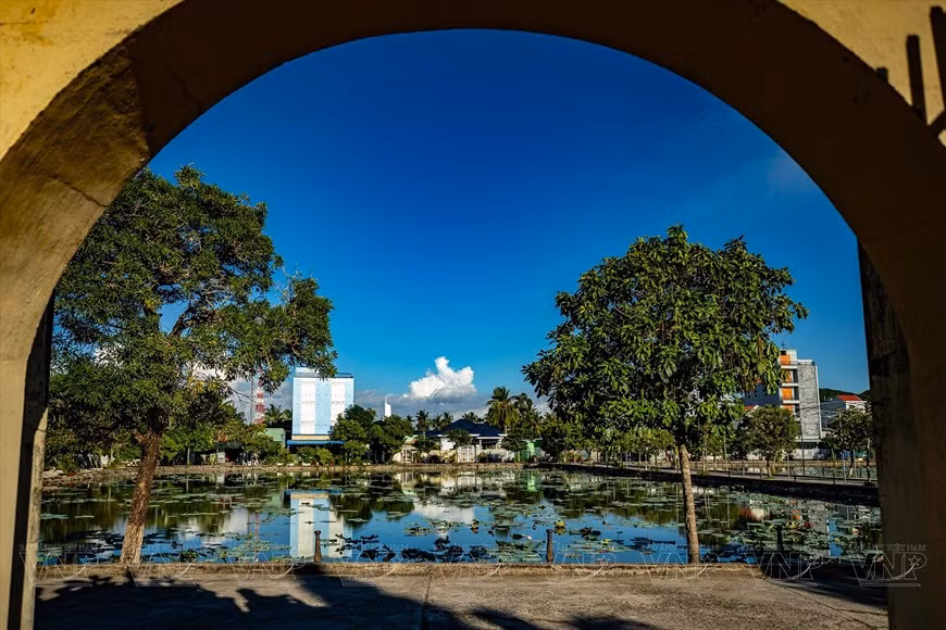 El estanque de lotos frente a la puerta del mausoleo.