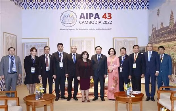 El presidente de la Asamblea Nacional de Vietnam, Vuong Dinh Hue; su homóloga de Azerbaiyán, Sahiba Gafarova, y los delegados. (Fotografía: VNA)