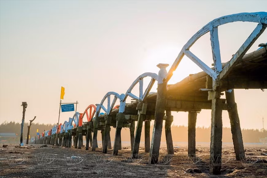 El puente Mar del Este se extiende hasta el mar, con una playa de cultivo de almejas por debajo.