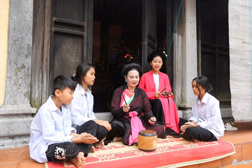 Los fines de semana, Cao Thi Bac, vicepresidenta del Club del Cheo de la aldea, suele enseñar el Cheo a los niños que aman las melodías para construir las generaciones herederas. (Fotografía: Revista Ilustrada de Vietnam)