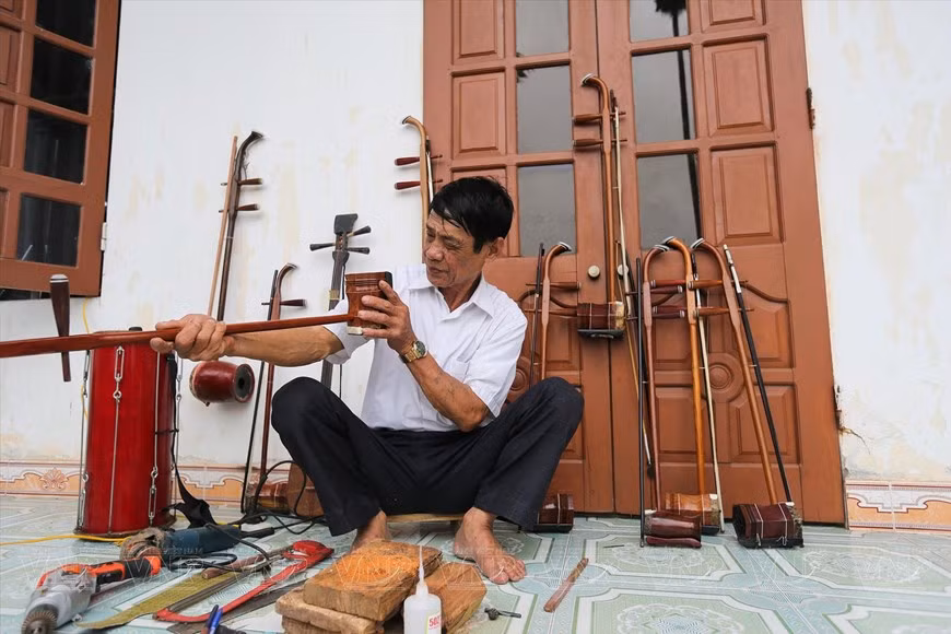 Quach Thanh Lap, miembro del Club del Cheo de la aldea de Khuoc, también fabrica instrumentos musicales utilizados para las actuaciones del Cheo. (Fotografía: Revista Ilustrada de Vietnam)
