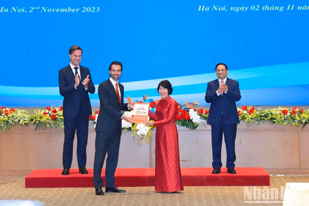 Entrega del Libro Naranja Neerlandés del Presidente de la Asociación de Empresas Neerlandesas en Vietnam-Director del Grupo Heineken Vietnam al Ministerio de Planificación e Inversión del país indochino. Entrega del Libro Naranja Neerlandés del Presidente de la Asociación de Empresas Neerlandesas en Vietnam-Director del Grupo Heineken Vietnam al Ministerio de Planificación e Inversión del país indochino.