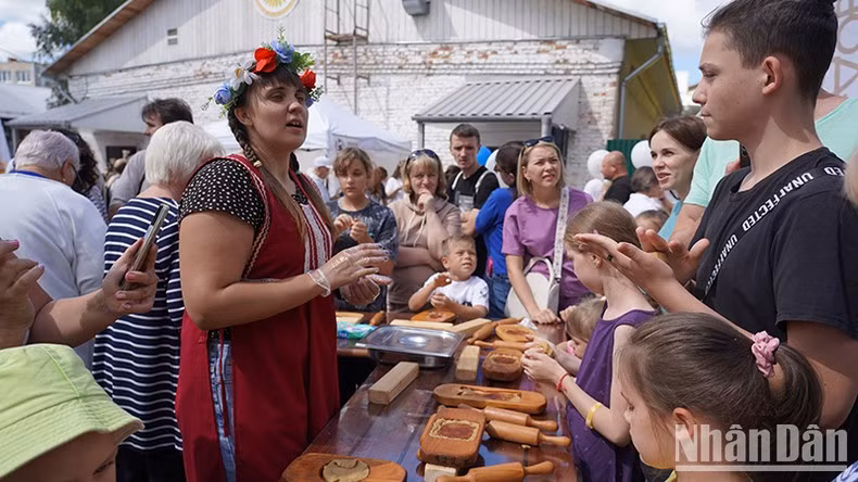Muchos rusos eligen Tula como su destino en los primeros fines de semana de agosto para asistir a su festival del pan de jengibre. Muchos rusos eligen Tula como su destino en los primeros fines de semana de agosto para asistir a su festival del pan de jengibre.