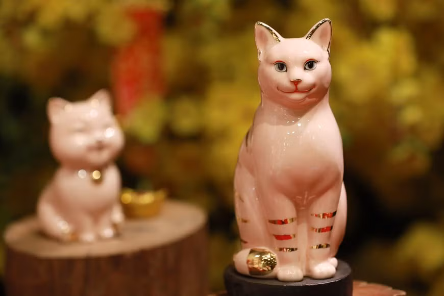 Estatua de gato de gran felicidad con decoración dorada.