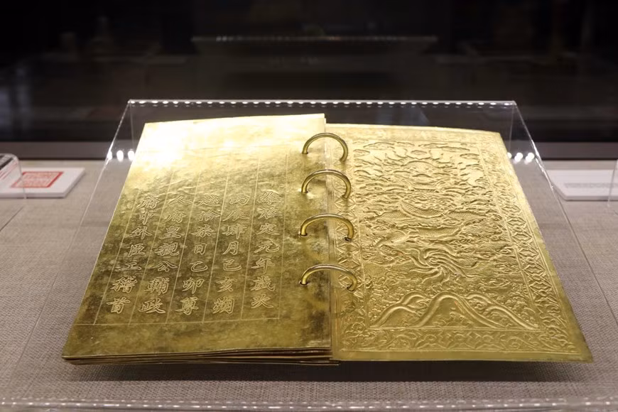 Un libro de oro de la dinastía Nguyen.