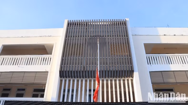 Las instituciones públicas en Quang Ngai izan la bandera nacional a media asta durante los dos días de luto nacional.