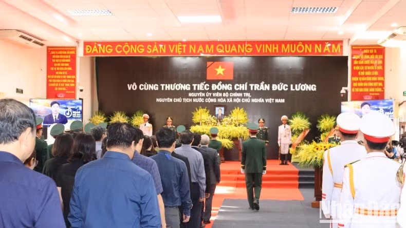Escena del servicio conmemorativo en el Salón T50 del Mando Militar de la provincia de Quang Ngai. Escena del servicio conmemorativo en el Salón T50 del Mando Militar de la provincia de Quang Ngai.