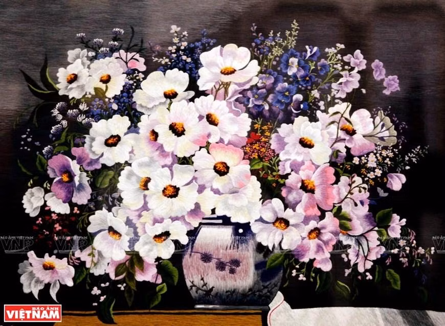 Pintura de bordado de artista de la aldea de Quat Dong.