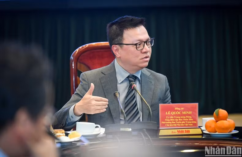 El presidente-editor de Nhan Dan, Le Quoc Minh, en la charla.