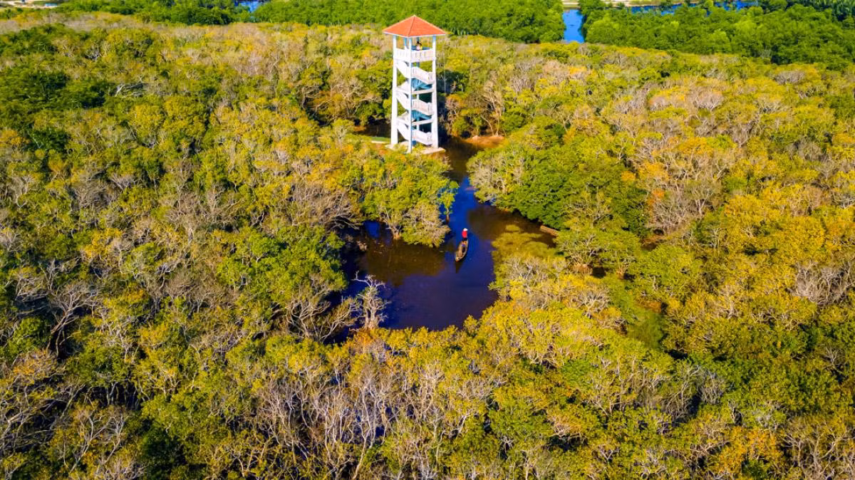 En medio del recinto está erigido un observatorio de hormigón al servicio de la labor de gestión. Desde la cima de la torre se puede contemplar el panorama de lagunas y paisajes locales, inmensos y magníficos.