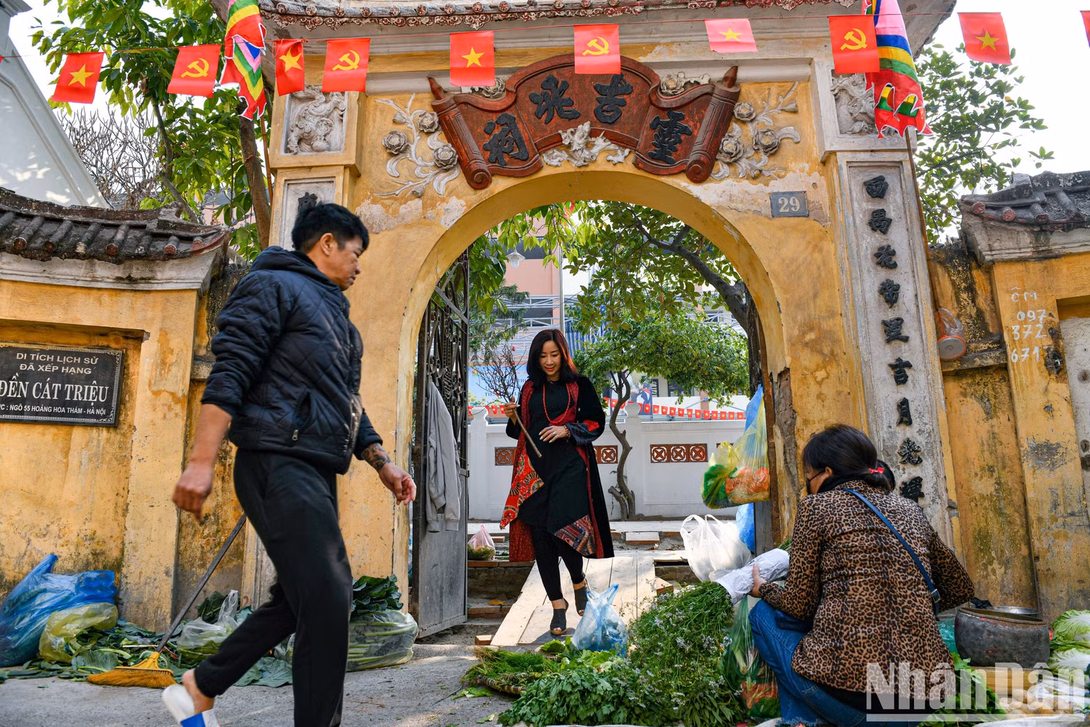 Al hablar de Ngoc Ha, se piensa en una renombrada aldea de flores y un pequeño pero hermoso mercado justo a su lado. Al hablar de Ngoc Ha, se piensa en una renombrada aldea de flores y un pequeño pero hermoso mercado justo a su lado.