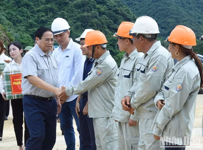El primer ministro Pham Minh Chinh visita a los trabajadores en el sitio de construcción de la ruta Este-Oeste en Ninh Binh. (Fotografía: Nhan Dan)