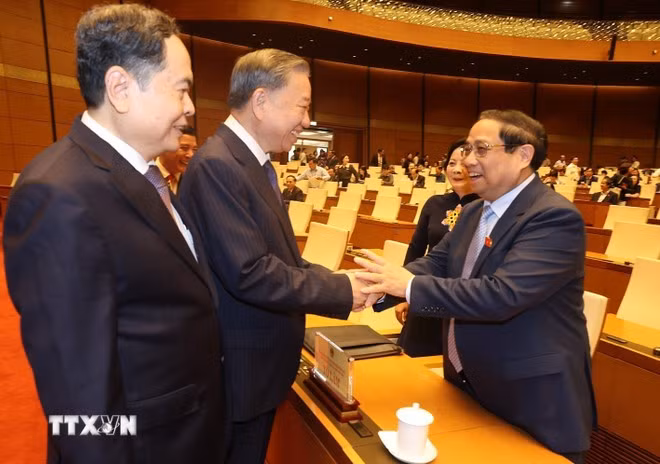 El secretario general del Partido Comunista de Vietnam y presidente del país, To Lam; el primer ministro, Pham Minh Chinh, y el presidente de la Asamblea Nacional, Tran Thanh Man, asisten a la reunión.
