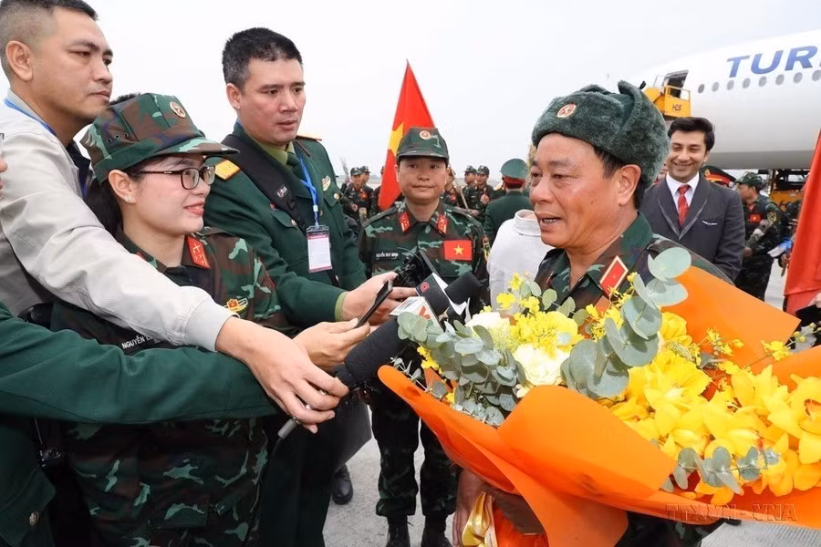 Reporteros entrevistan a miembros de la delegación de oficiales y soldados del Ejército Popular de Vietnam que participaron en el rescate convocado tras un terremoto ocurrido en Turquía. Reporteros entrevistan a miembros de la delegación de oficiales y soldados del Ejército Popular de Vietnam que participaron en el rescate convocado tras un terremoto ocurrido en Turquía.
