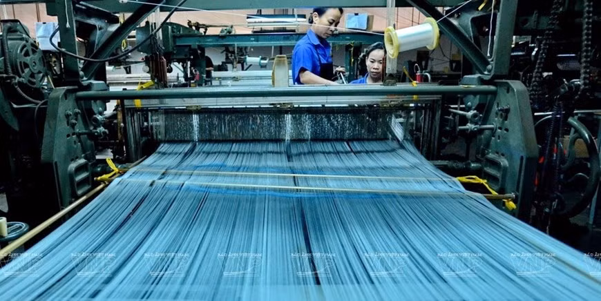 Máquina de tejer kimonos con hilo de seda fina en Bao Loc, en la provincia central de Lam Dong.