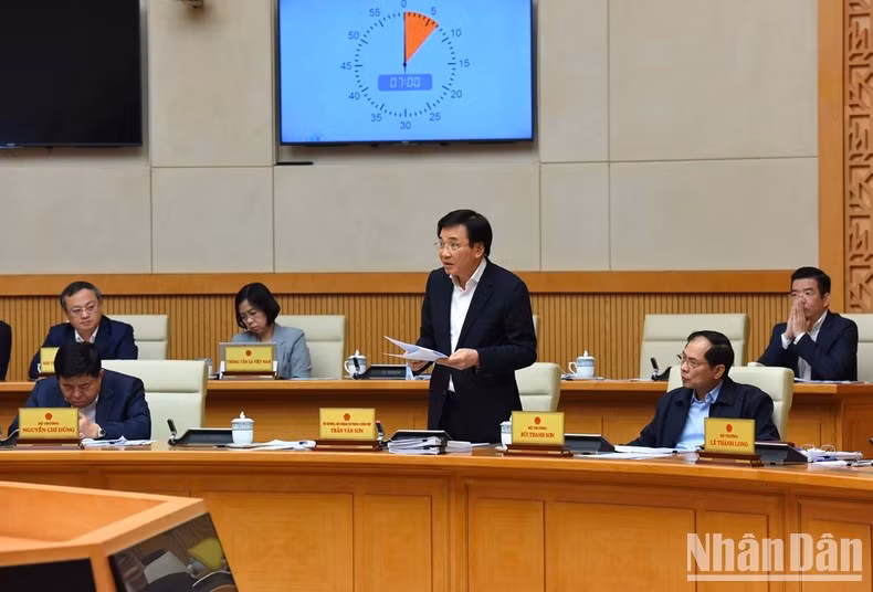 El ministro y jefe de la Oficina Gubernamental, Tran Van Son.