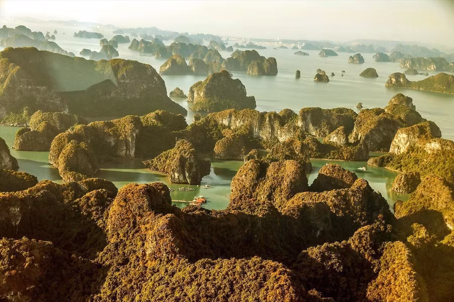 En la 45 sesión del Comité del Patrimonio Mundial de la Unesco se aprobó el expediente de nominación y se reconoció al complejo de la Bahía de Ha Long (ubicado en la provincia de Quang Ninh) y el Archipiélago de Cat Ba (en la ciudad de Hai Phong) como Patrimonio Natural de la Humanidad. En la 45 sesión del Comité del Patrimonio Mundial de la Unesco se aprobó el expediente de nominación y se reconoció al complejo de la Bahía de Ha Long (ubicado en la provincia de Quang Ninh) y el Archipiélago de Cat Ba (en la ciudad de Hai Phong) como Patrimonio Natural de la Humanidad.