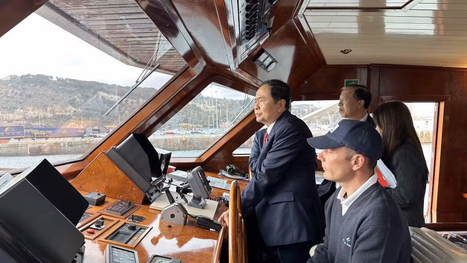 El vicepresidente permanente de la Asamblea Nacional, Tran Thanh Man, visita el puerto de aguas profundas de Barcelona (España, 2023).