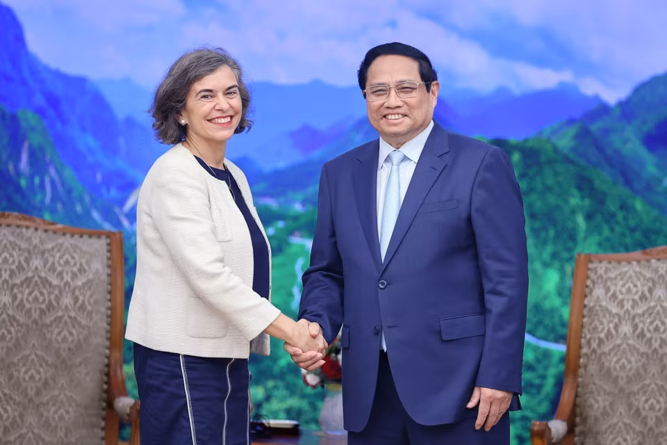 El primer ministro Pham Minh Chinh recibe a Carmen Cano De Lasala, embajadora de España en Vietnam.