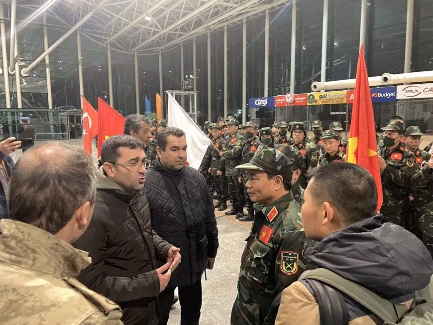El general de División Pham Van Ty, subjefe del Departamento de Rescate (Estado Mayor del Ejército Popular de Vietnam), jefe adjunto de la Oficina Permanente del Comité Nacional de Respuesta a Incidentes y Desastres, y Búsqueda y Rescate, habla con un representante del Departamento General para la Coordinación de Desastres y Emergencias del Ministerio del Interior de Turquía para actualizarse de la situación.
