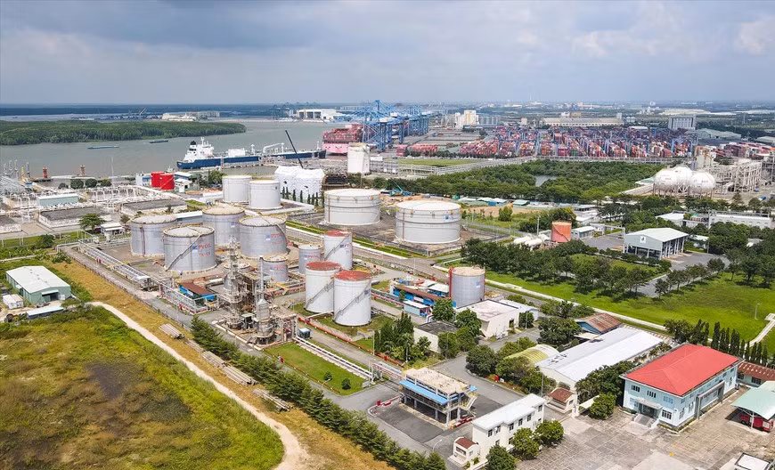 Sistema de tanques de PV Oil en la zona portuaria de Cai Mep-Thi Vai.