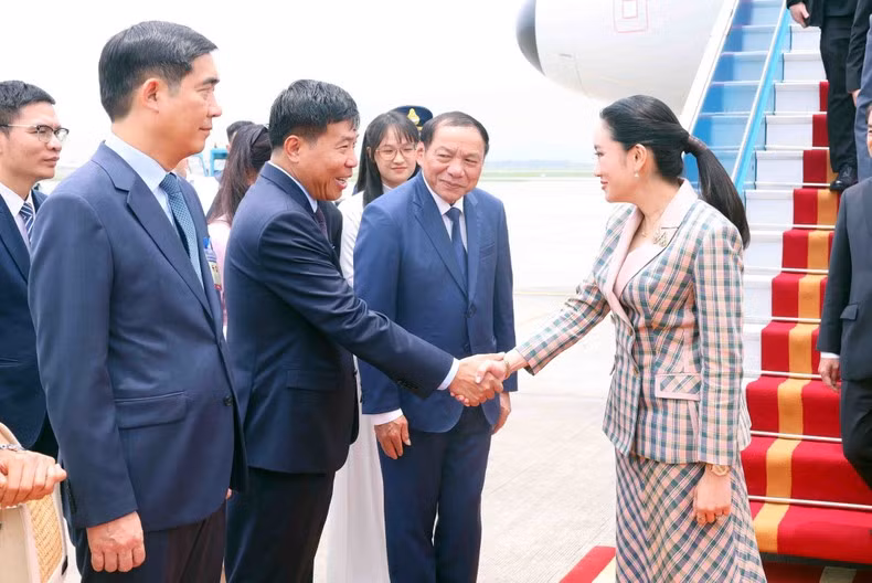 Ceremonia de bienvenida a la jefa de Gobierno tailandés en el aeropuerto internacional de Noi Bai.