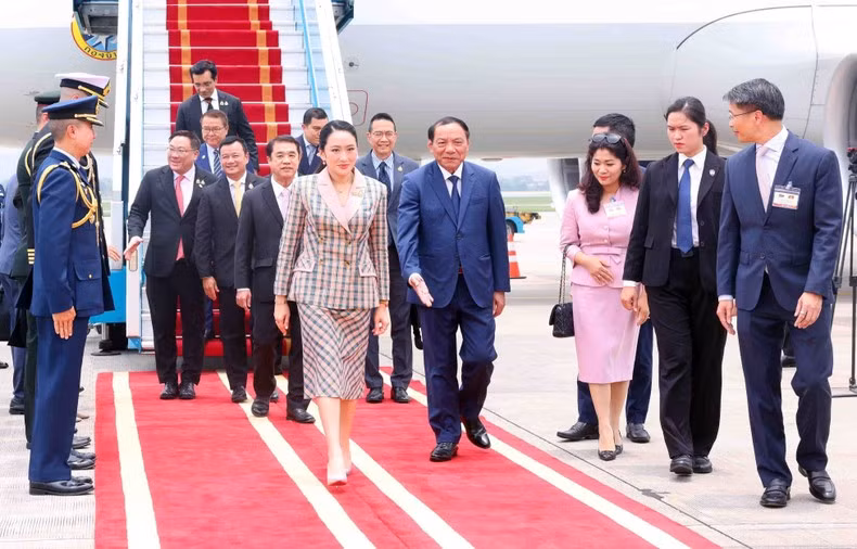 Ceremonia de bienvenida a la jefa de Gobierno tailandés en el aeropuerto internacional de Noi Bai.