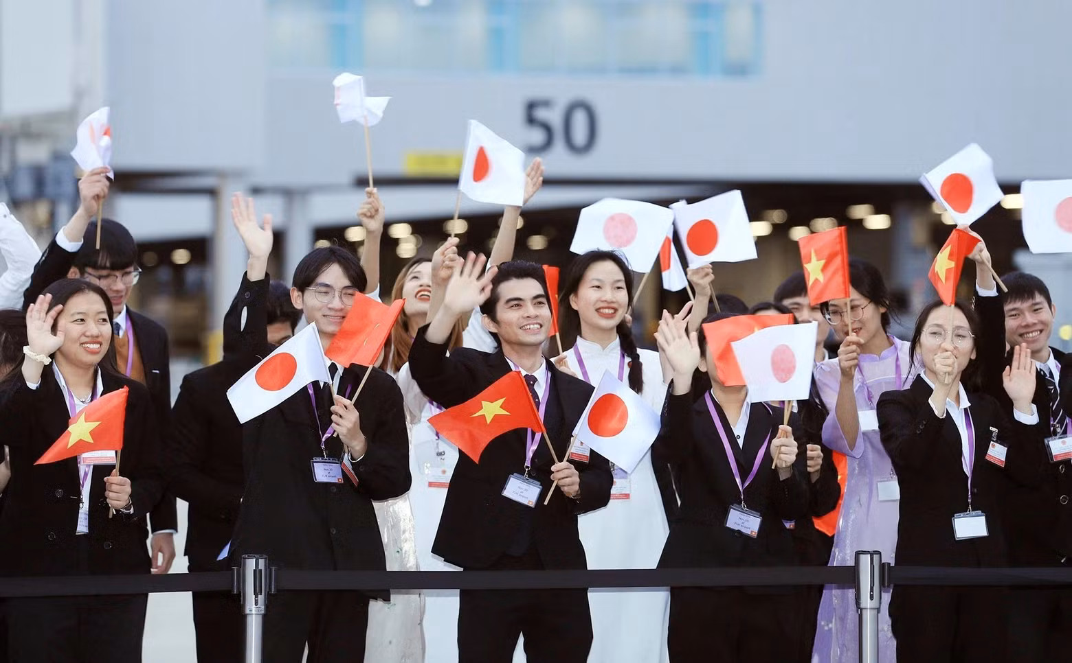 Funcionarios del Consulado General de Vietnam y la comunidad connacional en Fukuoka se despiden del jefe de Estado.