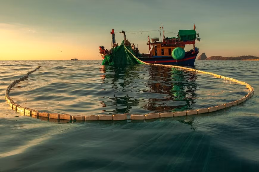 Pescadores arrojan las redes desde temprano por la mañana. Pescadores arrojan las redes desde temprano por la mañana.