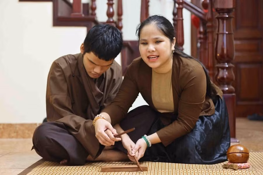 Nguyen Thao Xuan, nacida ciega, enseñó el arte del canto Xam con el objetivo de preservar la cultura y la identidad de la nación. La muchacha fue uno de los 38 jóvenes con discapacidad honrados en el programa “Brilla la voluntad vietnamita” de 2024, organizado por la Federación de la Juventud del país.