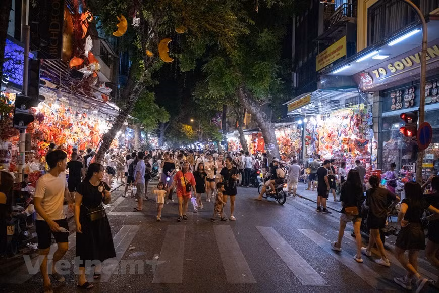 La calle de Hang Ma es el lugar más concurrido para celebrar el Festival del Medio Otoño en Hanói.