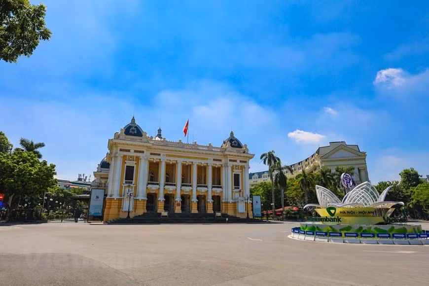 Actualmente, la Plaza de la Revolución de Agosto pertenece al distrito capitalino de Hoan Kiem. Es un conjunto arquitectónico simbólico de la ciudad milenaria.