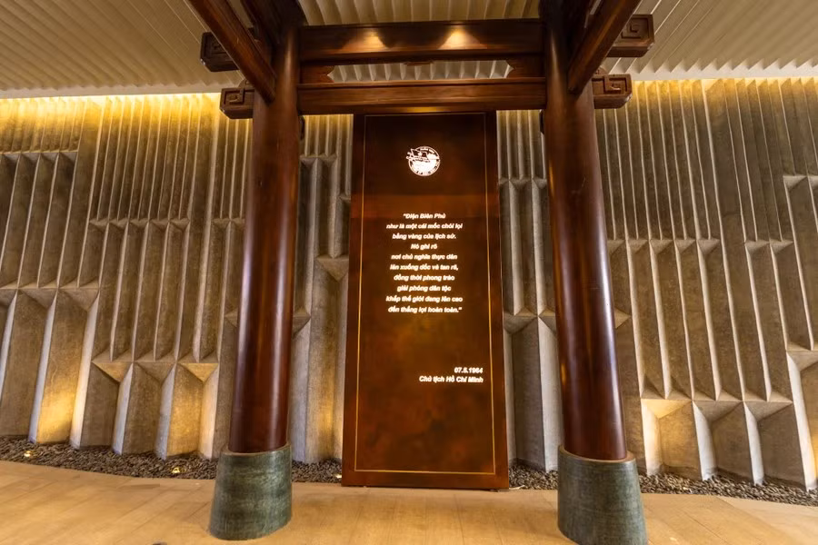 El espacio de adoración en el Templo es como un puente sagrado entre la vida actual de las personas y los reinos sagrados del cielo y la tierra, un puente invisible que conecta y armoniza el yin y el yang. El espacio de adoración en el Templo es como un puente sagrado entre la vida actual de las personas y los reinos sagrados del cielo y la tierra, un puente invisible que conecta y armoniza el yin y el yang.