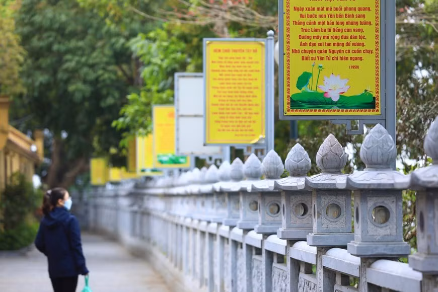 El camino hacia la pagoda de Tran Quoc, milenario sitio sagrado en Hanói. El camino hacia la pagoda de Tran Quoc, milenario sitio sagrado en Hanói.