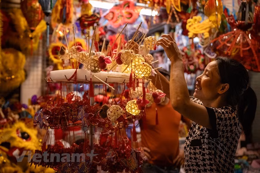 Según algunos comerciantes aquí, este año los consumidores eligen las linternas tradicionales.