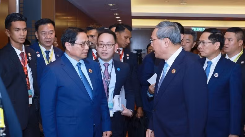 El primer ministro de Vietnam, Pham Minh Chinh (izquierda), y su homólogo de China, Li Qiang.
