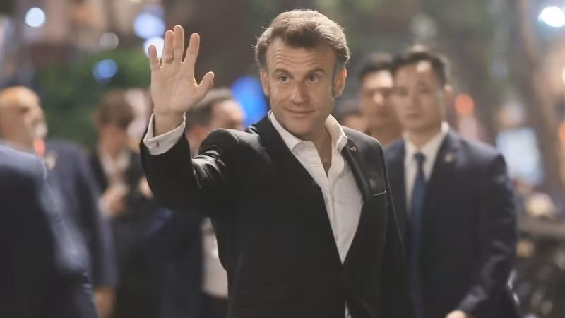 El presidente de Francia, Emmanuel Macron, saluda a ciudadanos de Hanói. El presidente de Francia, Emmanuel Macron, saluda a ciudadanos de Hanói.