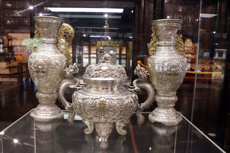 Caldero de trípode de plata de la era del emperador Khai Dinh.