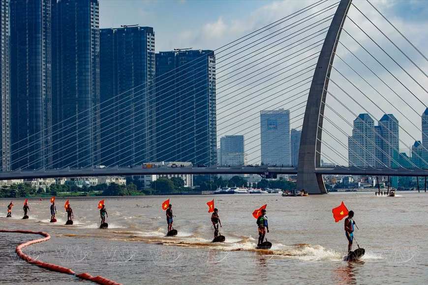 Demostración de jetsurf en el río Saigón, área del parque Ben Bach Dang. Demostración de jetsurf en el río Saigón, área del parque Ben Bach Dang.