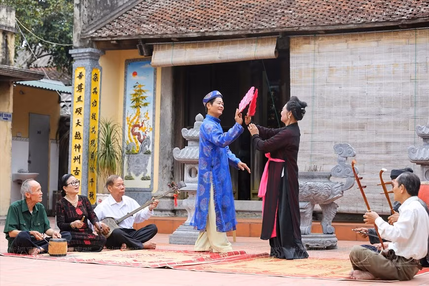 Los miembros del Club del Cheo de la aldea de Khuoc interpretaron un extracto de la pieza “Quan Am Thi Kinh”. (Fotografía: Revista Ilustrada de Vietnam)
