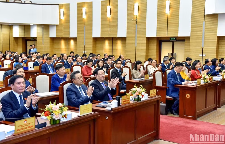 El presidente de la Asamblea Nacional, Vuong Dinh Hue; el secretario del Comité del Partido Comunista de Vietnam en Hanói, Dinh Tien Dung, y otros participantes en el acto inaugural del evento.