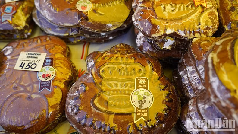 Elaborado desde harina, miel y mermelada tradicional, el pan de jengibre, blando, esponjoso y sobre todo no demasiado dulce, es un suvenir ideal para los visitantes no solo al festival, sino también a Tula. Elaborado desde harina, miel y mermelada tradicional, el pan de jengibre, blando, esponjoso y sobre todo no demasiado dulce, es un suvenir ideal para los visitantes no solo al festival, sino también a Tula.