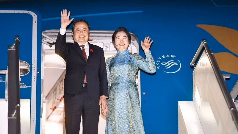 Ceremonia de despedida al presidente de la Asamblea Nacional de Vietnam, Tran Thanh Man, y su esposa en el aeropuerto internacional de I. Karimov Tashkent, en la capital de Uzbekistán.