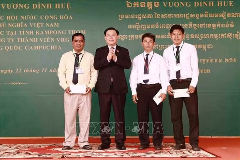 Dinh Hue otorga regalos a representantes de las tres empresas del complejo.