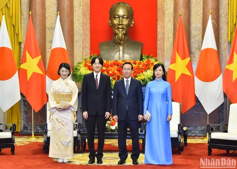 El jefe de Estado vietnamita y su esposa posan junto a los príncipes herederos.